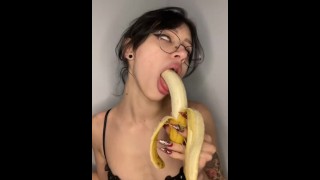 c’est évident cette fille préfère sucer une banane plutôt qu’un mec