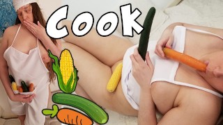 Cozinheira loira gordinha inserindo pepino, cenoura e milho