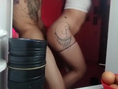 SEDIENTA Y CON GANAS DE LECHE FUI Y LA ENCONTRE EN EL REFRI - PORNO EN ESPAÑOL