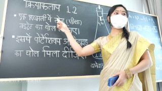 Desi Teacher estaba enseñando a su estudiante Virgin a follar duro en la sala de clase (Drama hindi)