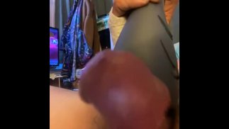 Соло Мужчина-мастурбатор тщетно трахает член. Обрезание.