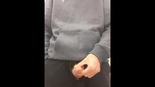 Jeune mec pisse et branle une bite dans les toilettes publiques