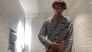 Modelo gay se masturba dentro do banheiro público do Walmarts!