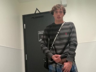 Homo Tiener Model Masturbeert in Pizzeria Openbaar Toilet