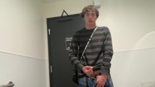 Homo tiener model masturbeert in pizzeria openbaar toilet