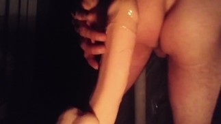 私人视频，在自制的 Sybian 机器上骑长而厚的逼真假阳具