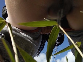 野外で黒まんこ見せつけおしっこする日本人女性。
