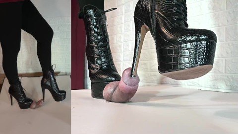 Snakeskin booties écrasent la bite