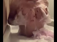 Un bañito fresco a mis grandes tetas