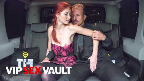 Une Kattie Gold rousse baisée sur la banquette arrière par un chauffeur - VIP SEX VAULT