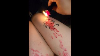 Minet tatoué verse de la cire chaude sur sa bite