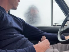 Незнакомка подрочила мне через окно машины на парковке - Screenshot 1 of 16 - Public