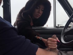 Незнакомка подрочила мне через окно машины на парковке - Screenshot 5 of 16 - Blowjob