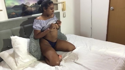 linda cubana se masturba y chupa su dildo en su habitacion