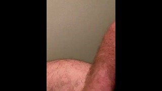 Barba muscular peluda Ejaculação massiva Thick no banheiro. Hiperspermia. OnlyfansBeefBeast grande urso pau enorme