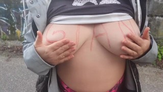 Pouliční prsa. Dívka natočila vlastní video pro svou zábavu