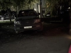 Две подружки писают вместе у машины на публичной парковке - Screenshot 2 of 16 - Girls Peeing