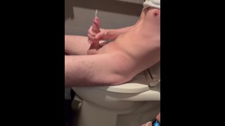 Masturbándose en el baño sucio