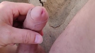 Masturbatie Handjob Op Het Strand Kijkend Naar Een Naakte Vrouw Die Met Haar Tieten Op Een Openbaar Strand Loopt A