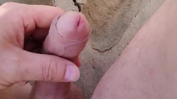 masturbazione masturbazione con la mano sulla spiaggia guardando una donna nuda che cammina su una spiaggia pubblica con le sue tette a