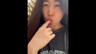 Une femme asiatique avec un cul parfait aime lui sucer la bite