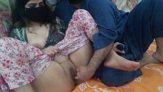 德西巴基斯坦继妹和继兄弟在房间里做爱