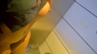 Eu gravo este vídeo em um banheiro público para que você possa se masturbar para mim