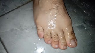 汚れた足の裏を洗う