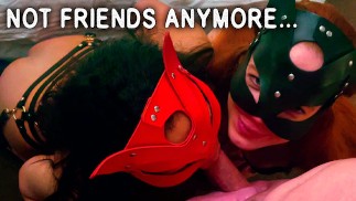 Две подруги сосут один член. Соревнование по горловому минету.