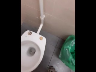 Een Jonge Chav Kerel Pist in Een Openbaar Toilet