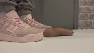vertrappen in roze sneakers