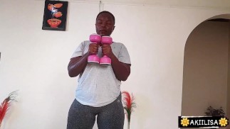 Home workout:Akiilisah gets soaked up in sweat