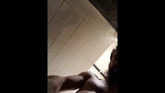 Услышьте, как я стону, и посмотрите, как я тру свой член!