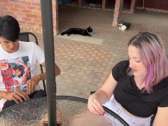 MI HERMANASTRA QUIERE QUE LE ENSEÑE A BESAR PERO NO AGUANTE A FOLLARLA PARTE 2