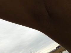 野外で汗をかいた臭い自分の脇を嗅ぐ日本人女性。 - Screenshot 10 of 16 - 日本人