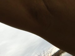 野外で汗をかいた臭い自分の脇を嗅ぐ日本人女性。 - Screenshot 13 of 16 - 日本人