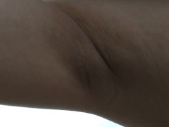 野外で汗をかいた臭い自分の脇を嗅ぐ日本人女性。 - Screenshot 16 of 16 - 日本人