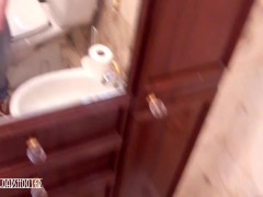Maduro sexy muy cachondo acariciando su gran polla venosa en el baño de la casa de sus suegros 😈