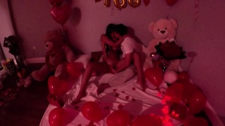Follada dura con la sorpresa de San Valentín - Sexo romántico amateur