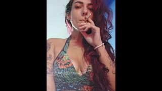 Milf árabe fumando e provocando