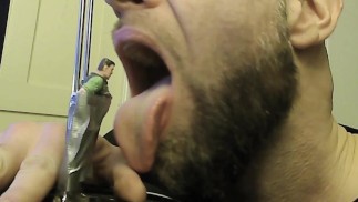Figure d’action enveloppée dans du ruban adhésif, léchée, et plus tard face à une bite géante !