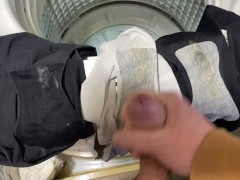 日本人の妻の汚い下着が夫の精液でいっぱい - Screenshot 4 of 16 - Male Solo Cum