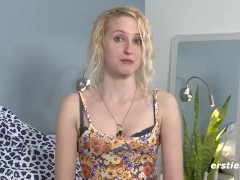 Ersties - Kätzchen Callisto spielt mit Dildo