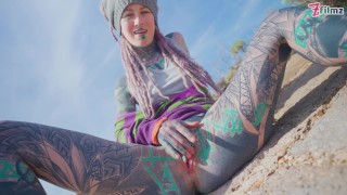 Dreadhead chica hippie cachonda obtiene anal follada al aire libre por una polla tatuada - POV