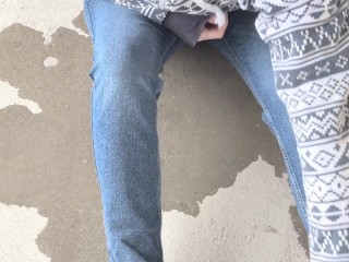 公共の場でジーンズのパンツに駆け込む暖かいおしっこ。