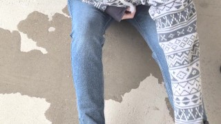 Xixi quente correndo para minhas calças jeans em público.
