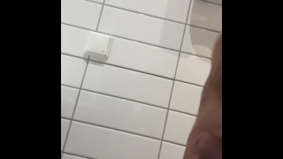 Ficando duro no banheiro