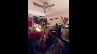 Italiano peludo praticando ioga em Red Singlet