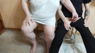 从胖熟女和精液中手动刺激我的鸡巴