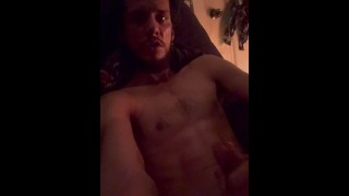 Sexy DILF inheemse extase bijna betrapt op aftrekken door zijn moeder!! Enorme spermalading op zichzelf 😈